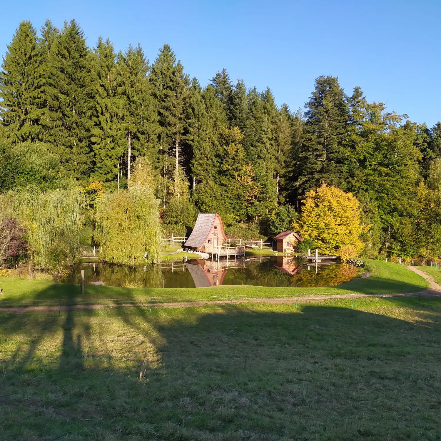 Cabane Karabosse, cabane au sol à Moyenmoutier