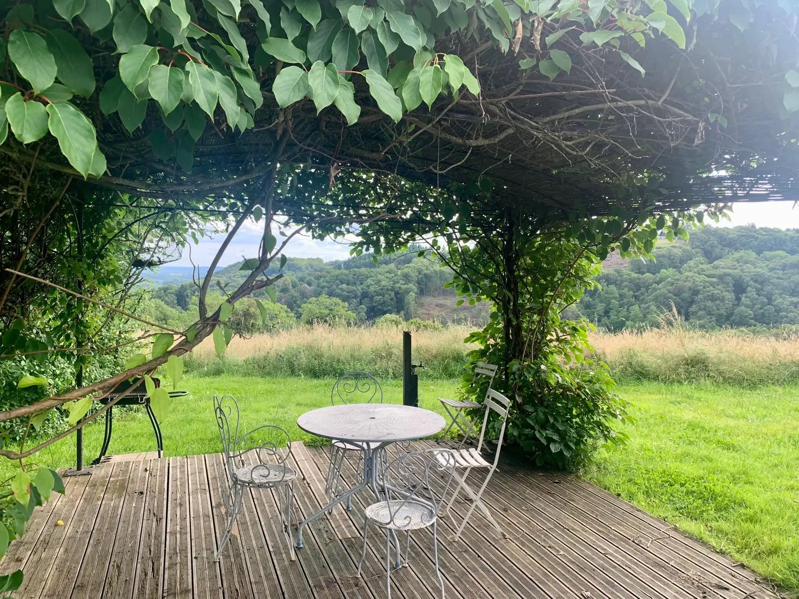Cabane l'Ardoisière, cabane sur pilotis à Sadroc