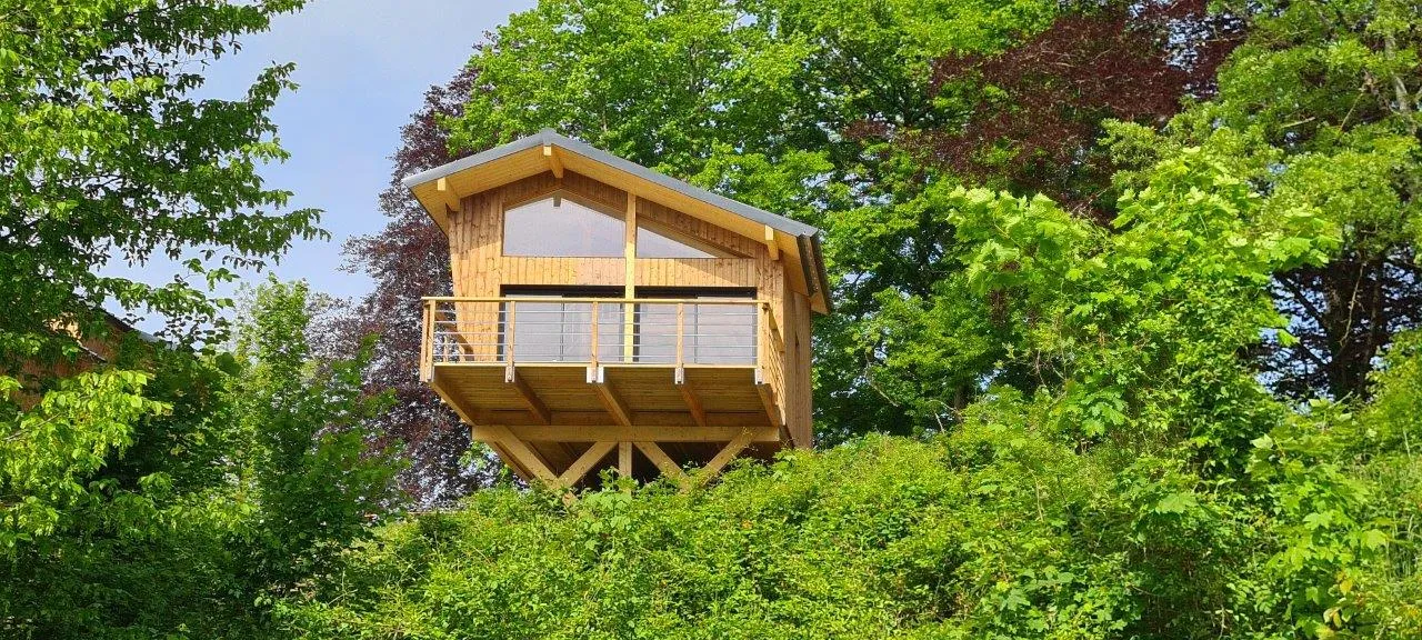 Cabane l'Enchantée, cabane sur pilotis à Dole
