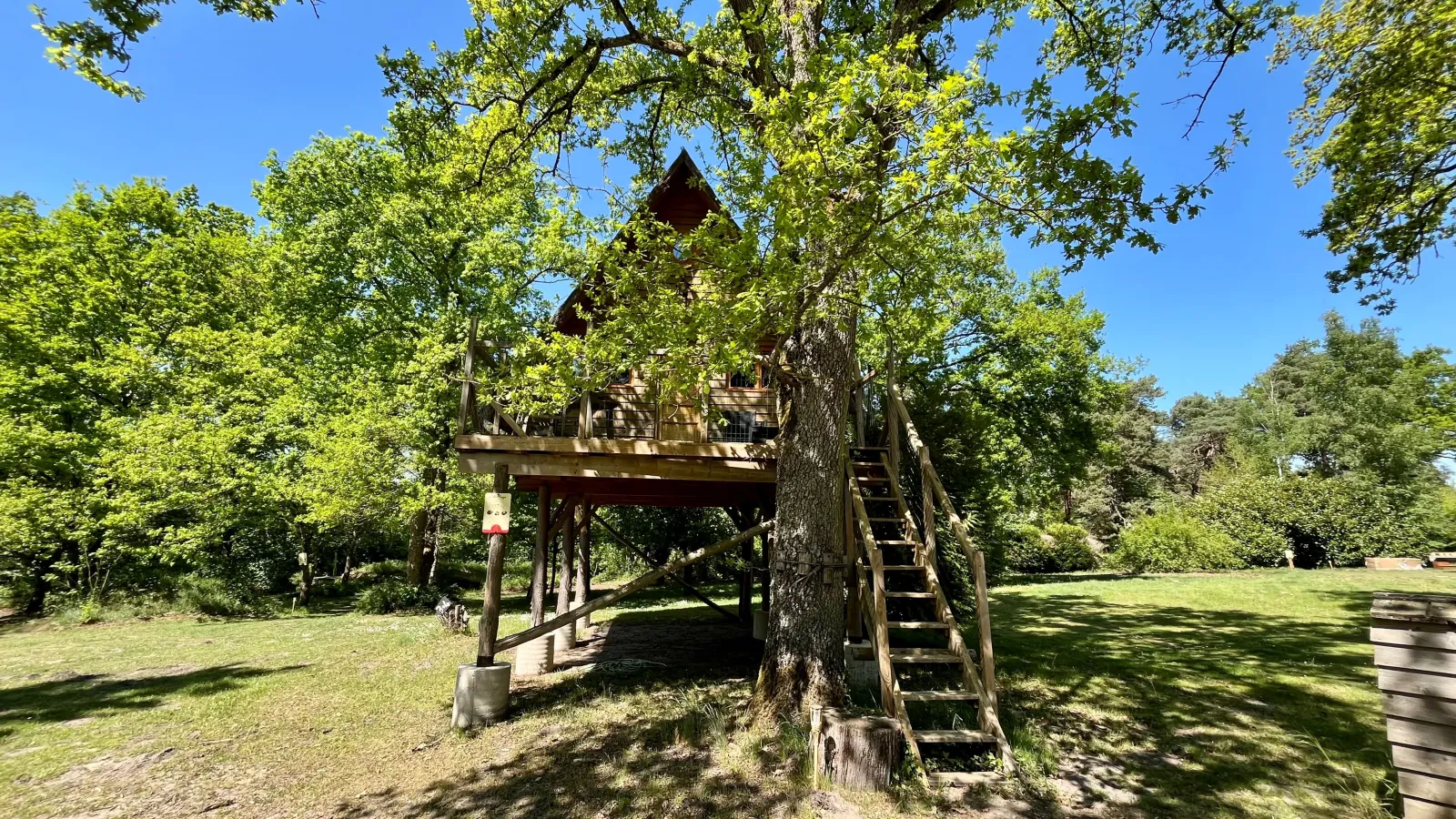 L'Île Rouge, cabane sur pilotis à Fère-en-Tardenois