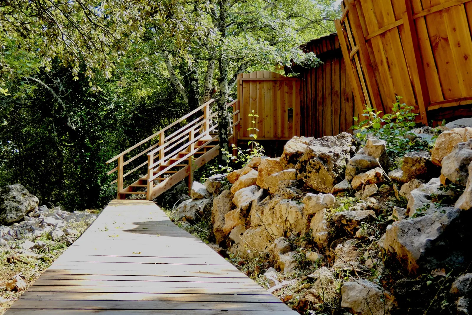 Cabane L'Inattendue, cabane sur pilotis à Cazilhac