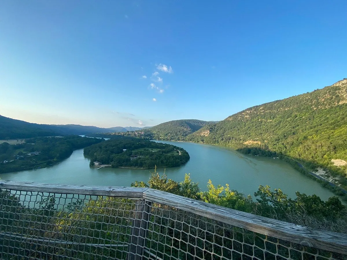 Cabane La Genévrière, cabane sur pilotis à Serrières-sur-Ain