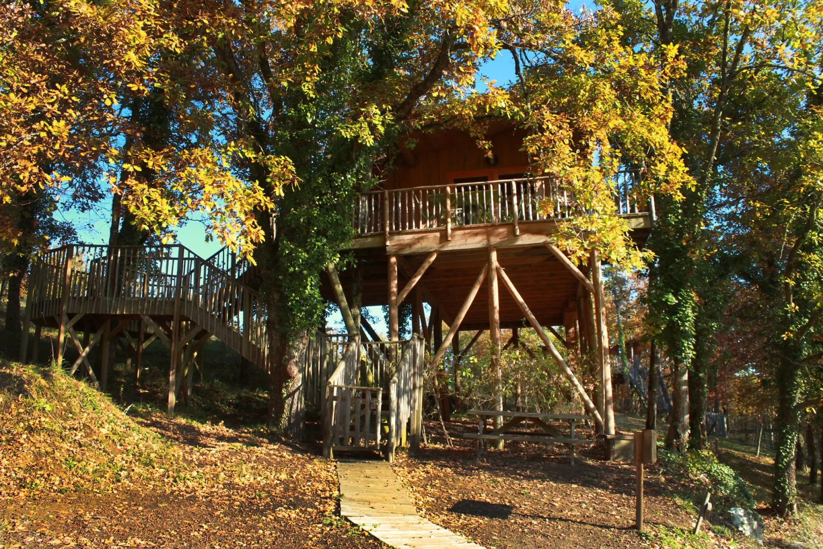 Cabane la Luna Vaira, cabane dans les arbres à Coly-Saint-Amand