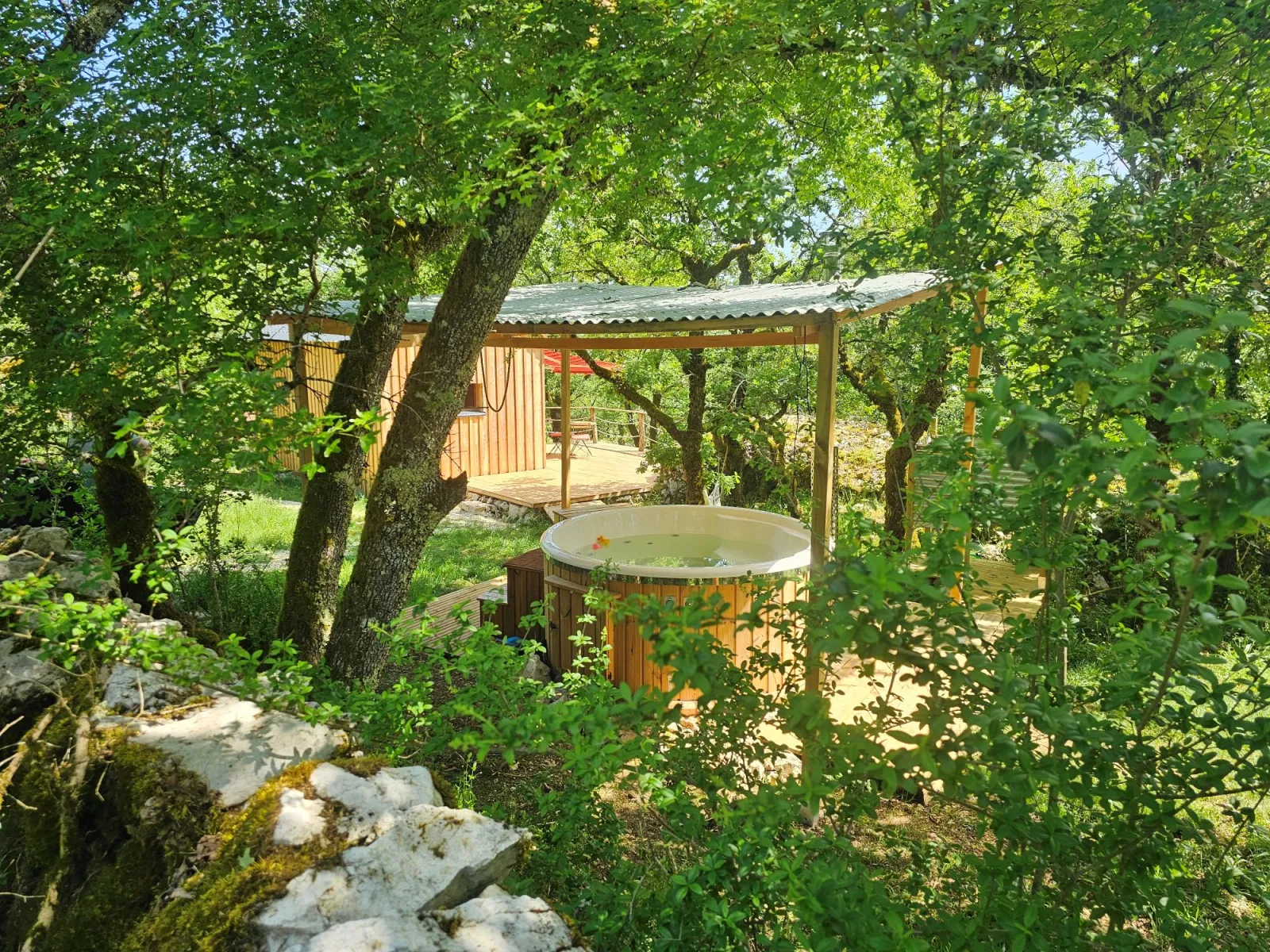 La Nuitée Belle, cabane au sol à Cénevières