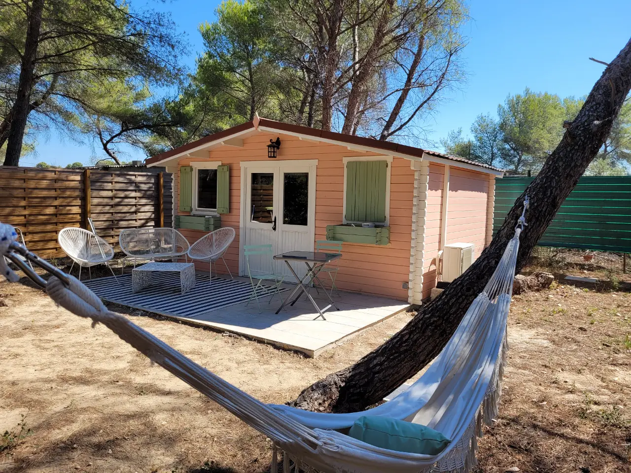 Cabane la Rosée des bois, cabane au sol à Pélissanne