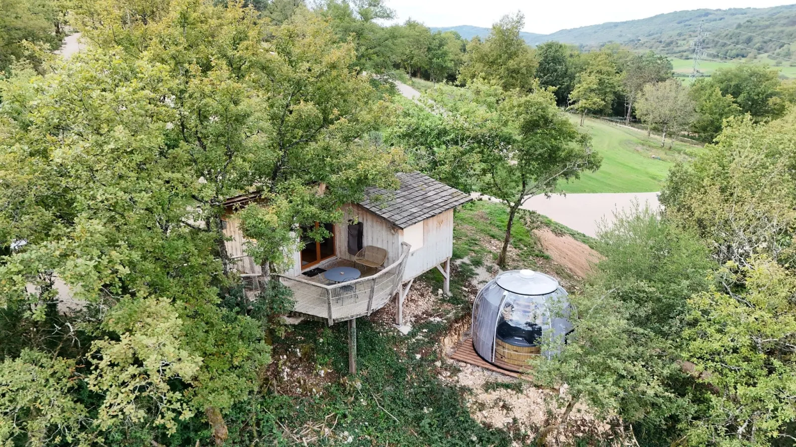 Cabane La Sapinière, cabane sur pilotis à Serrières-sur-Ain
