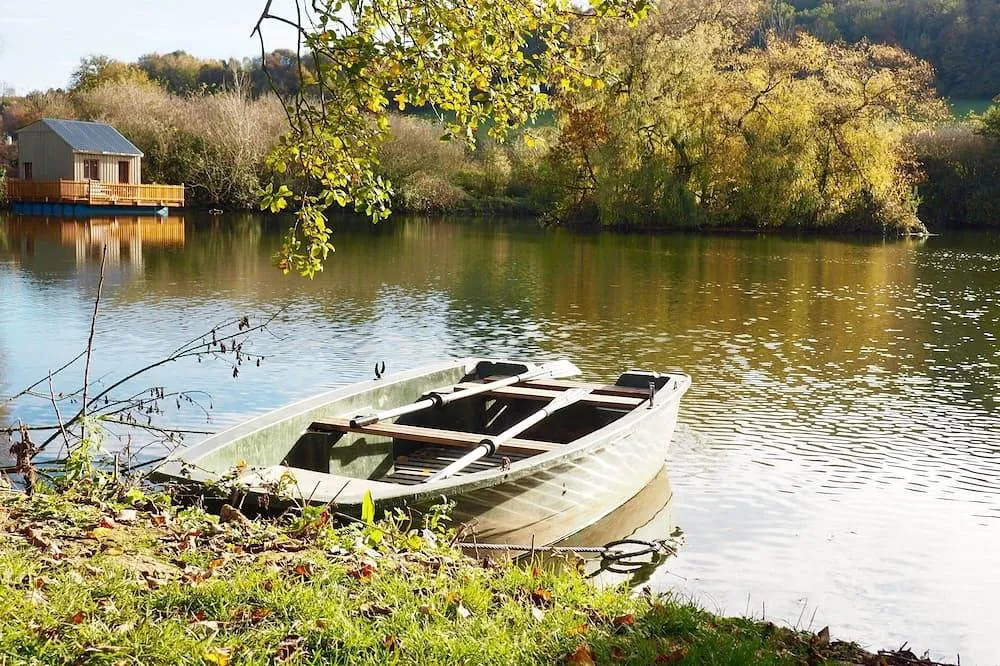 Cabane La Terre est ronde, cabane sur l'eau à Colleville