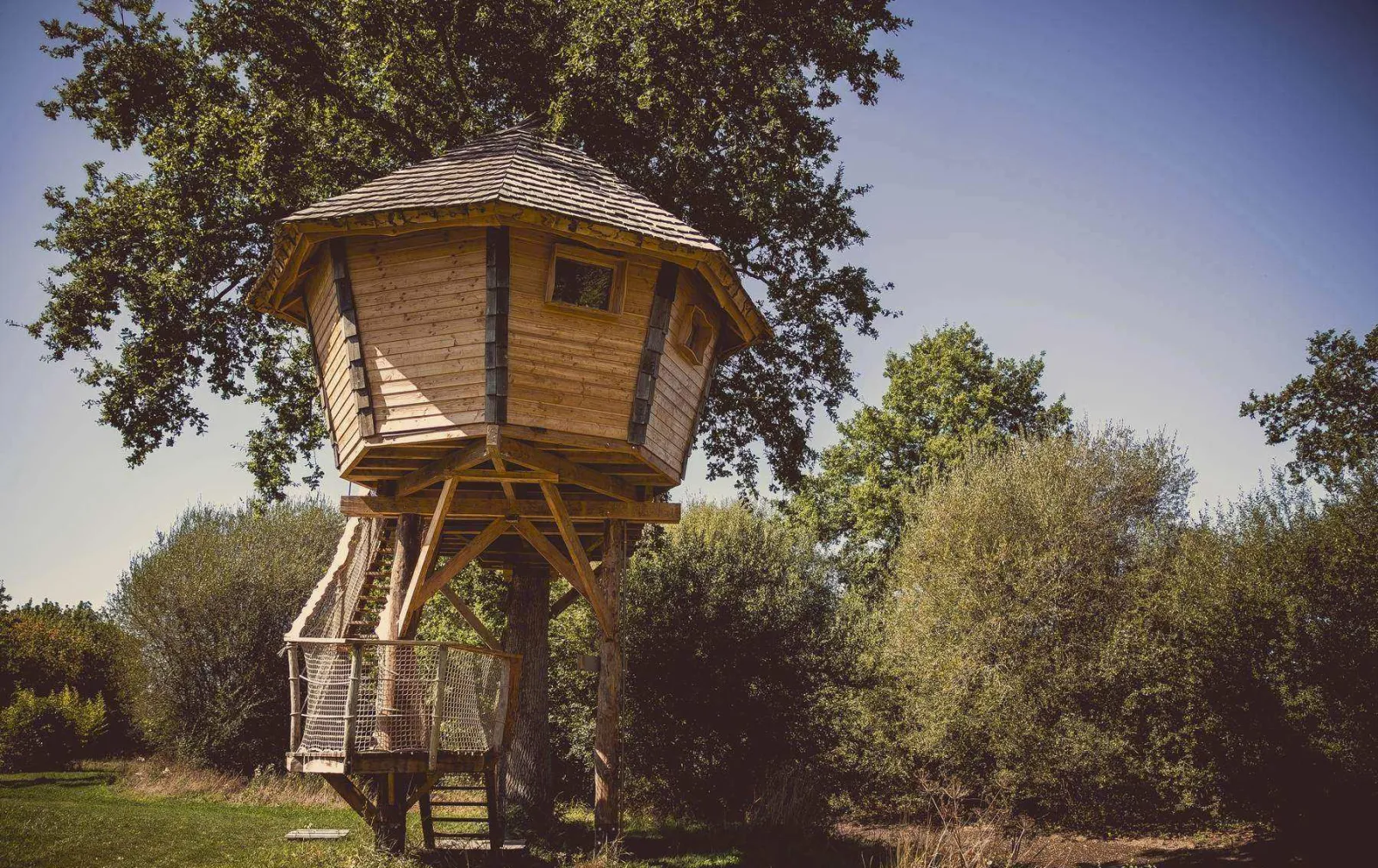 Cabane Lapone, cabane dans les arbres à Pommerieux