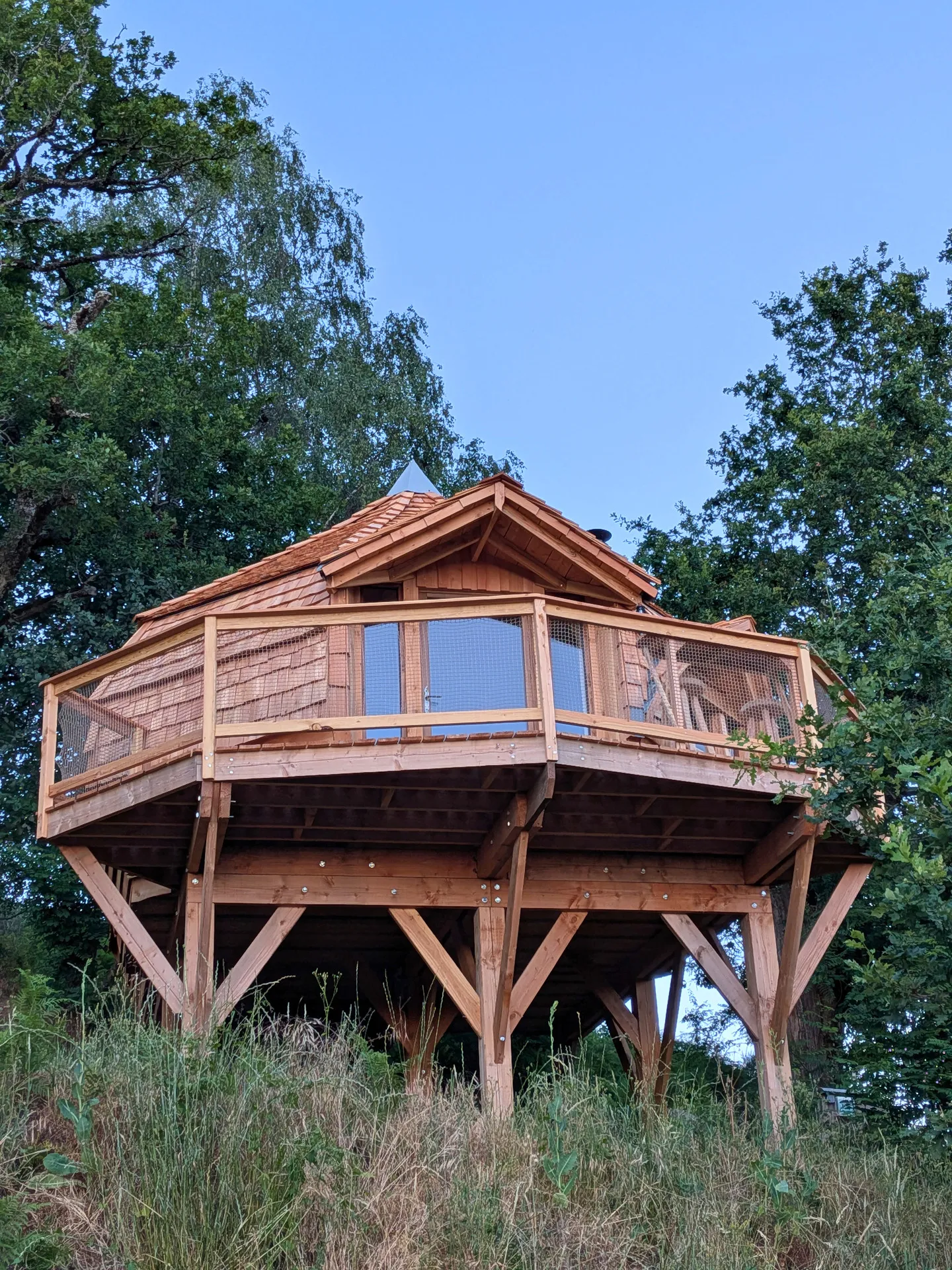 Cabane Le Bulbe, cabane sur pilotis à Girgols