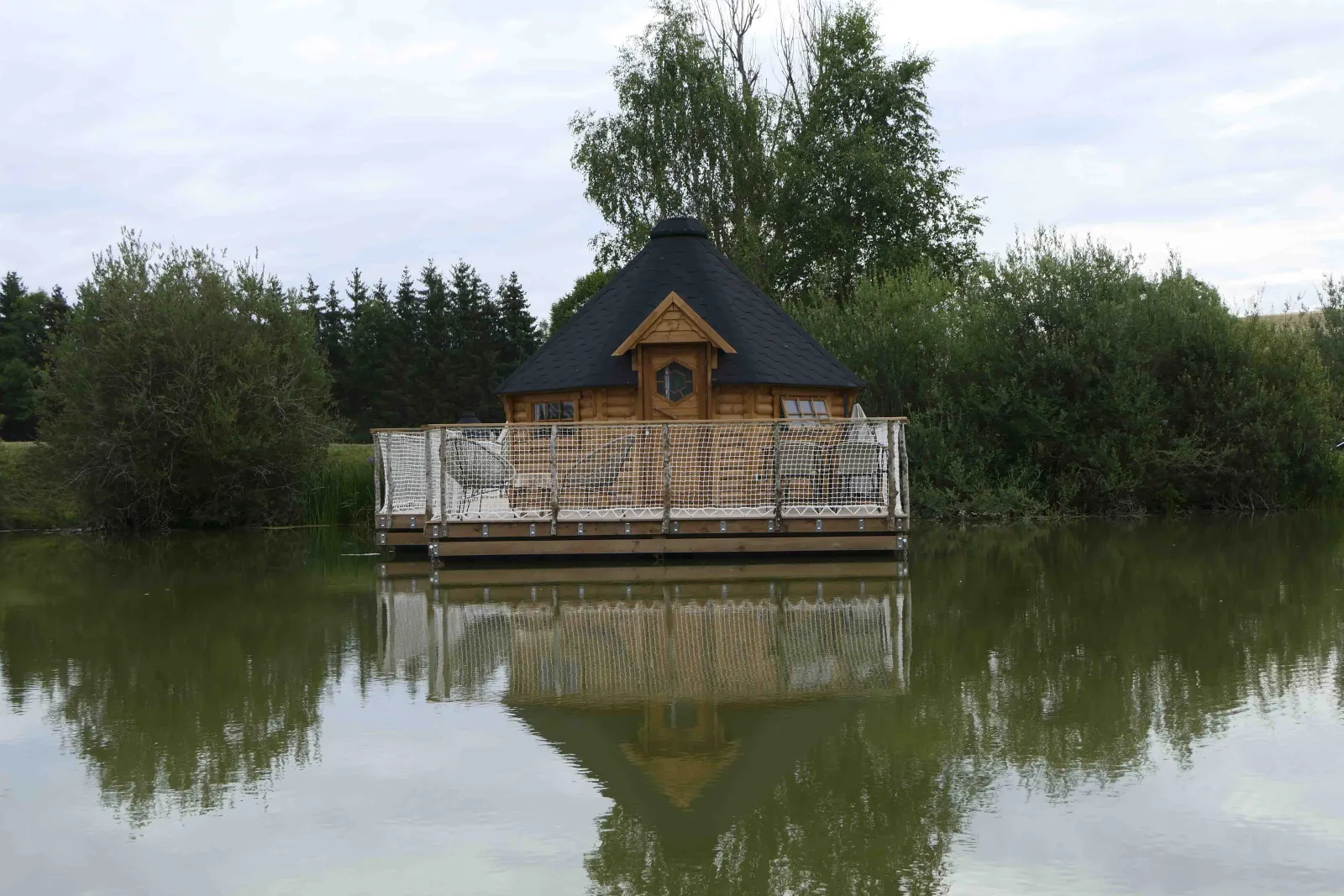 Cabane Le Cerf, cabane sur l'eau à Givrauval