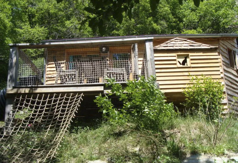 Cabane Le Loup, cabane sur pilotis à Vebron