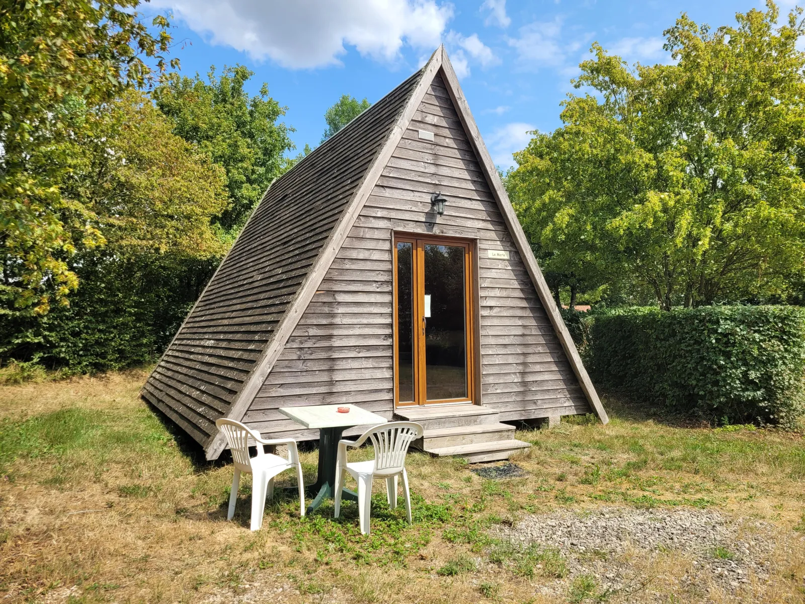 Cabane le Merle, cabane au sol à Bourg-Sainte-Marie