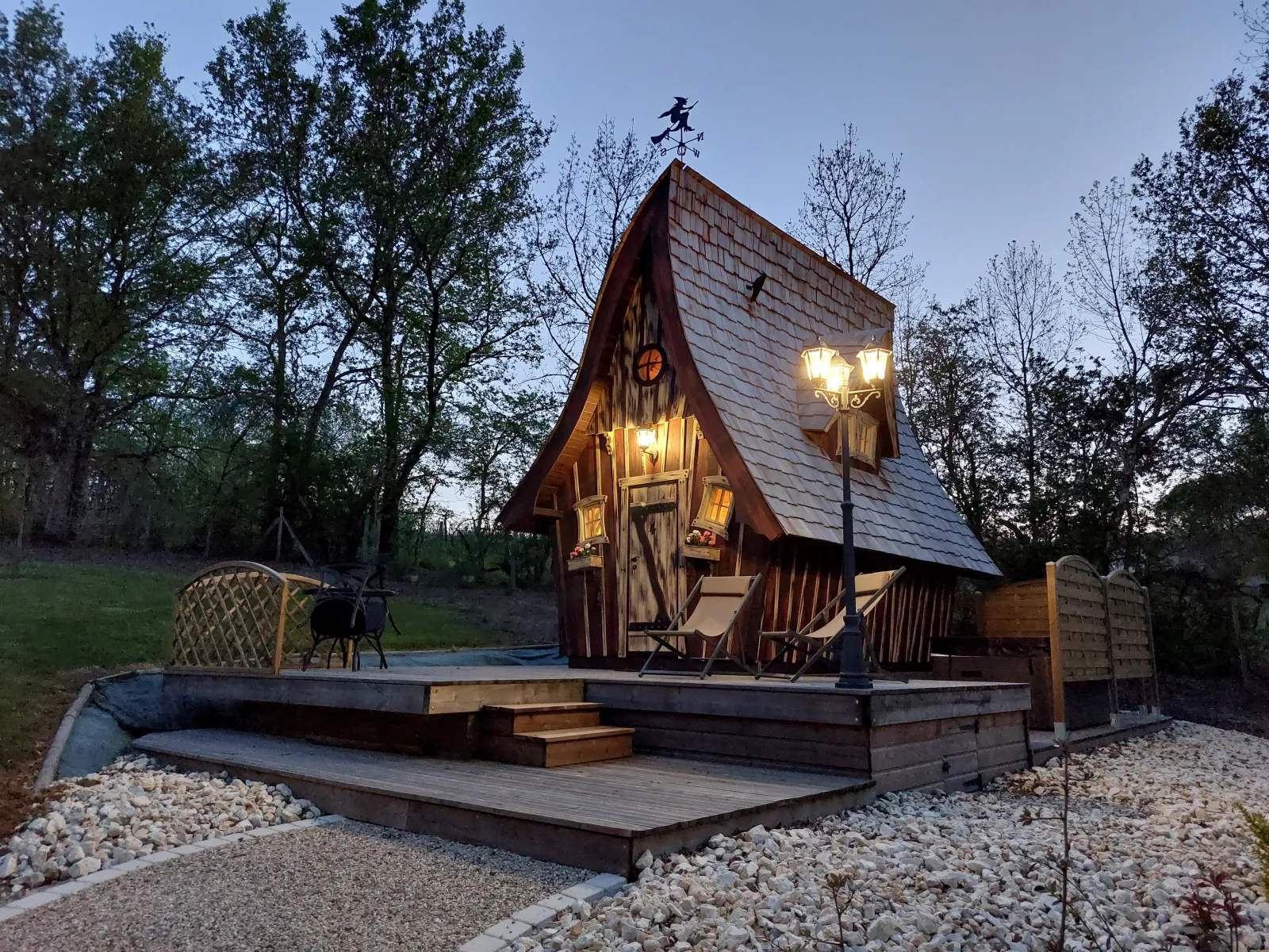 Cabane Le Vieux Grimoire, cabane au sol à Saint-André-et-Appelles