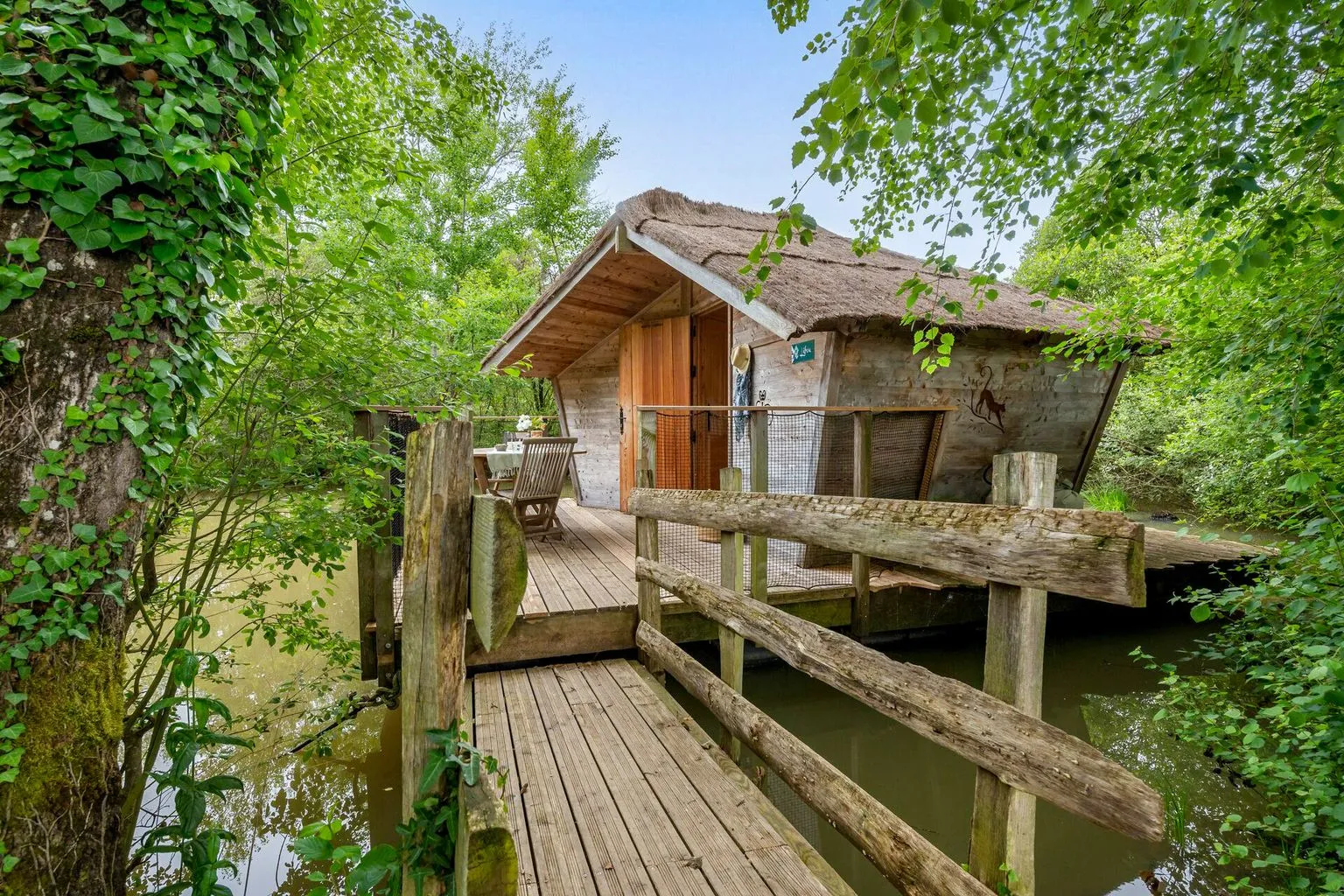 Cabane Lifou, cabane sur l'eau à Pressac