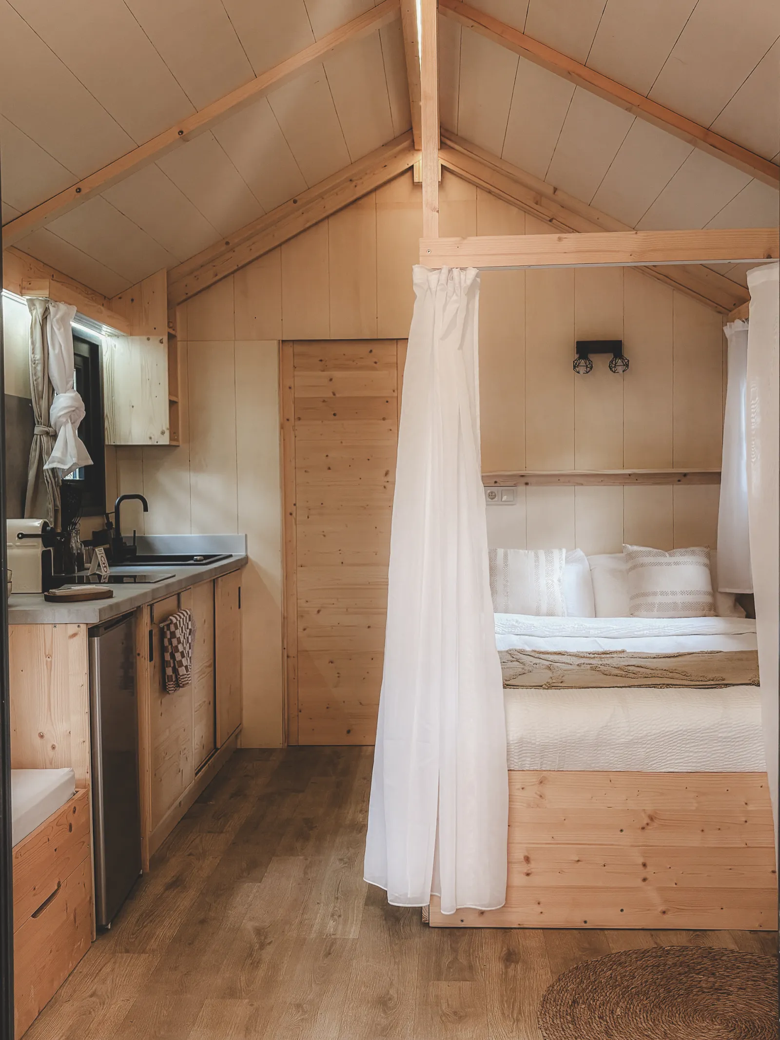 Cabane Luna, cabane sur pilotis à Saint-Aubin-de-Nabirat