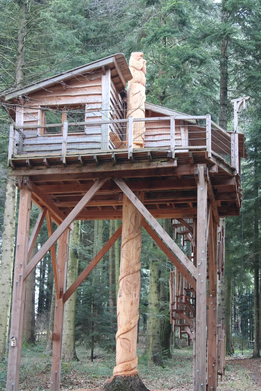 Cabane Marmotte, cabane dans les arbres à Belsentes