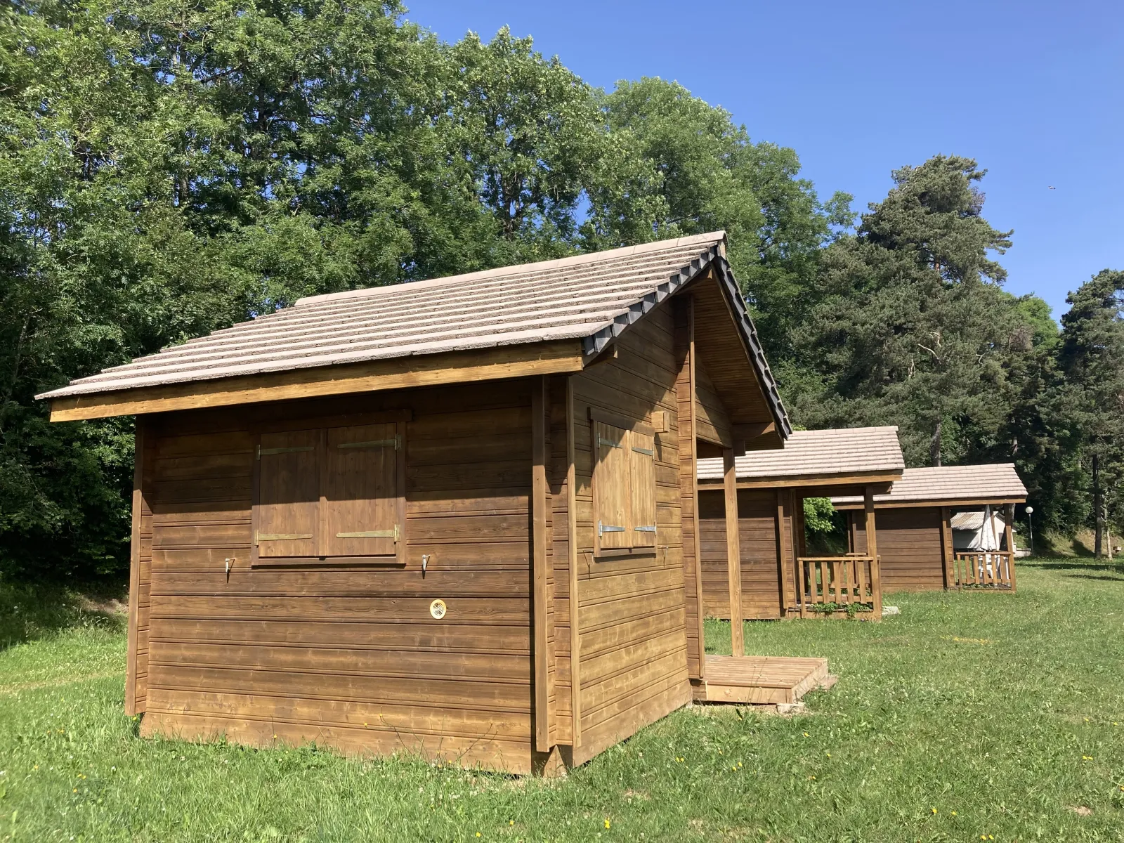 Cabane Milan, cabane au sol à Neuvéglise-sur-Truyère