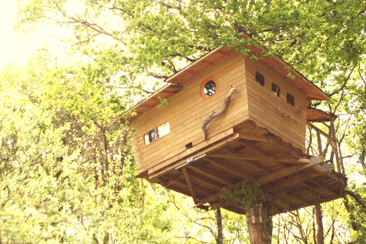 Cabane Neh er lenn, cabane dans les arbres à Ploemel