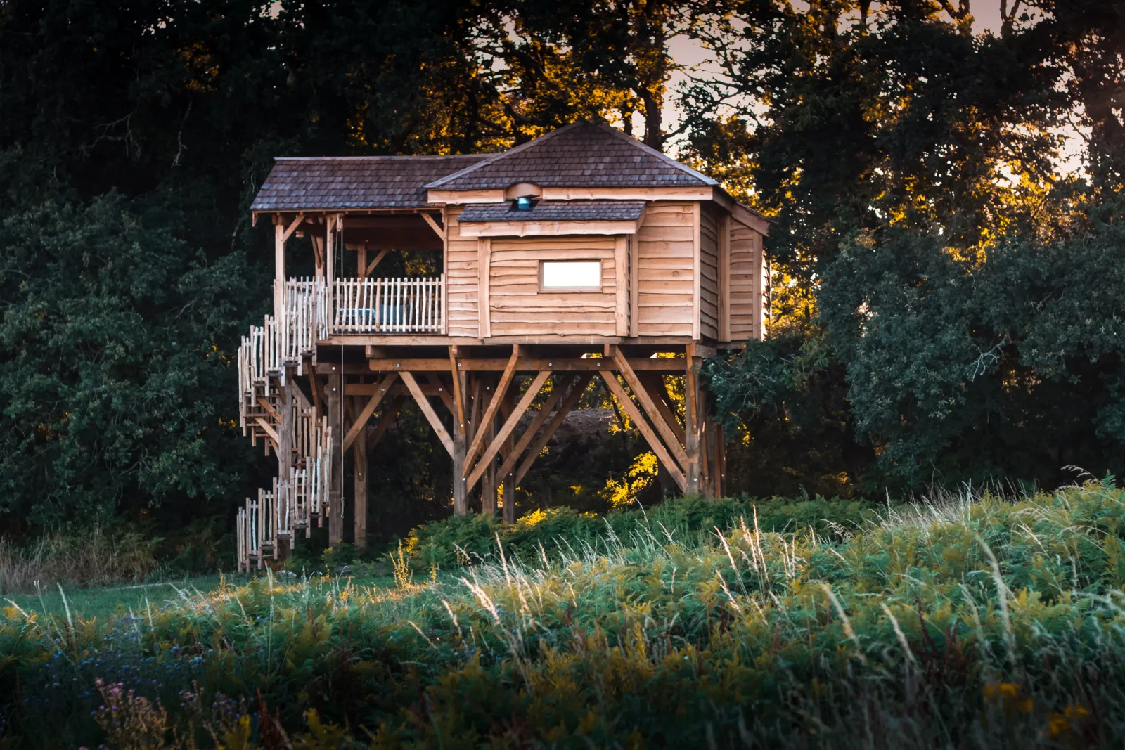 Cabane Neizh, cabane dans les arbres à Ploemel