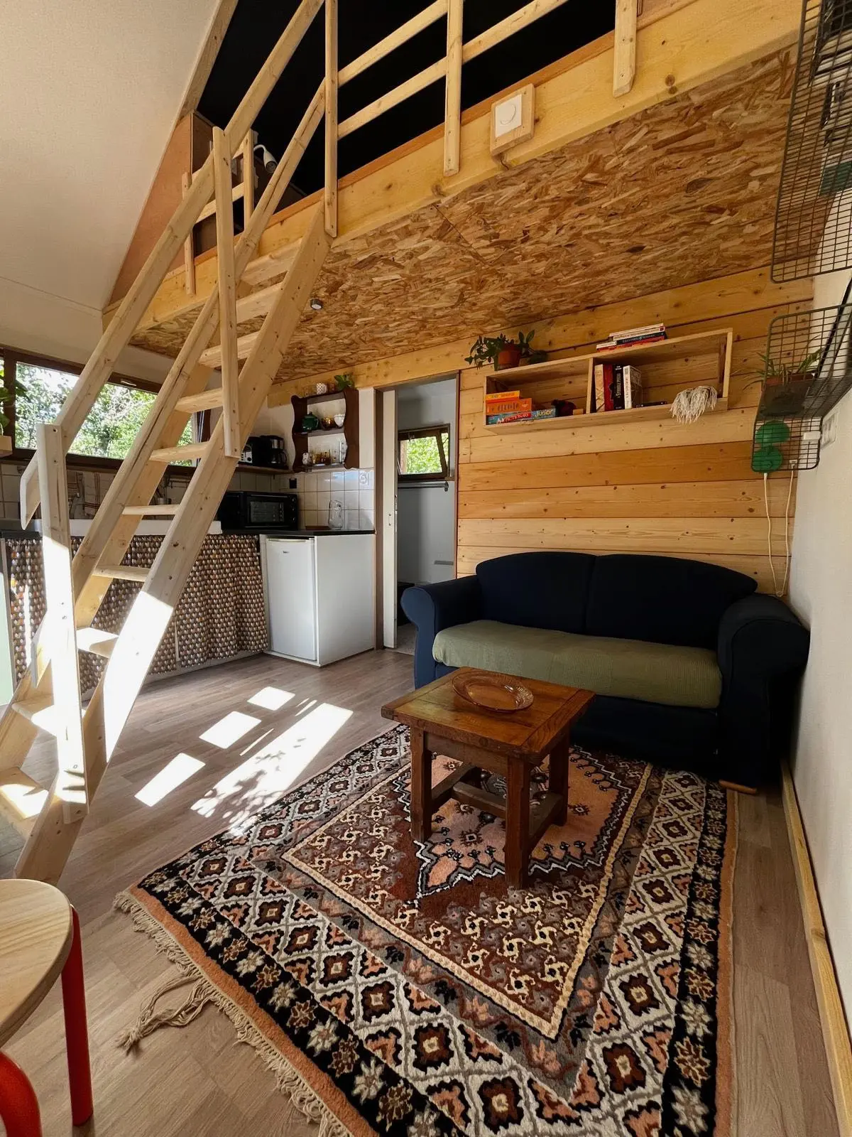 Cabane paisible à la ferme, cabane au sol à Cuisia