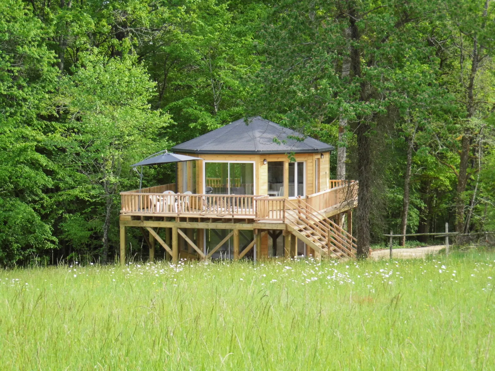 Cabane perchée de Castelwood, cabane sur pilotis à Biron