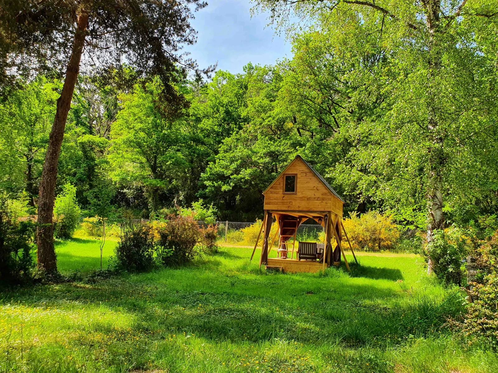 Cabane perchée de L'Alternatif, cabane sur pilotis à Huriel
