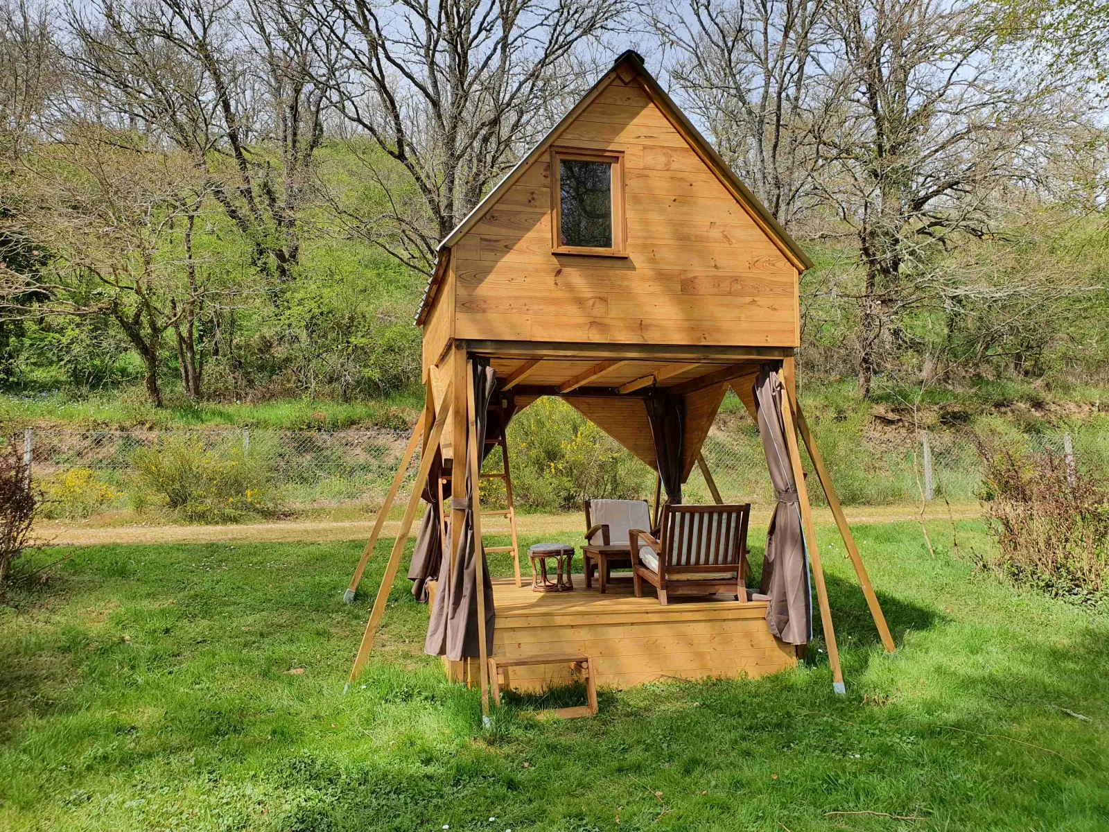 Cabane perchée de L'Alternatif à Huriel, photo 2
