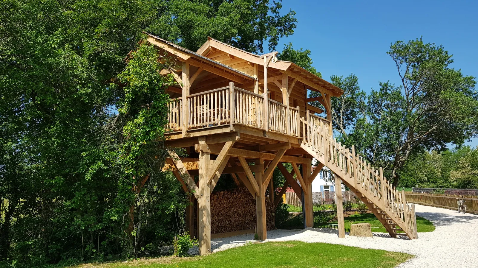 Cabane Perchée du Canal, cabane sur pilotis à Chassey