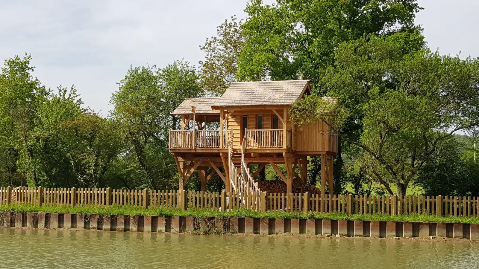 Cabane Perchée du Canal à Chassey, photo 2