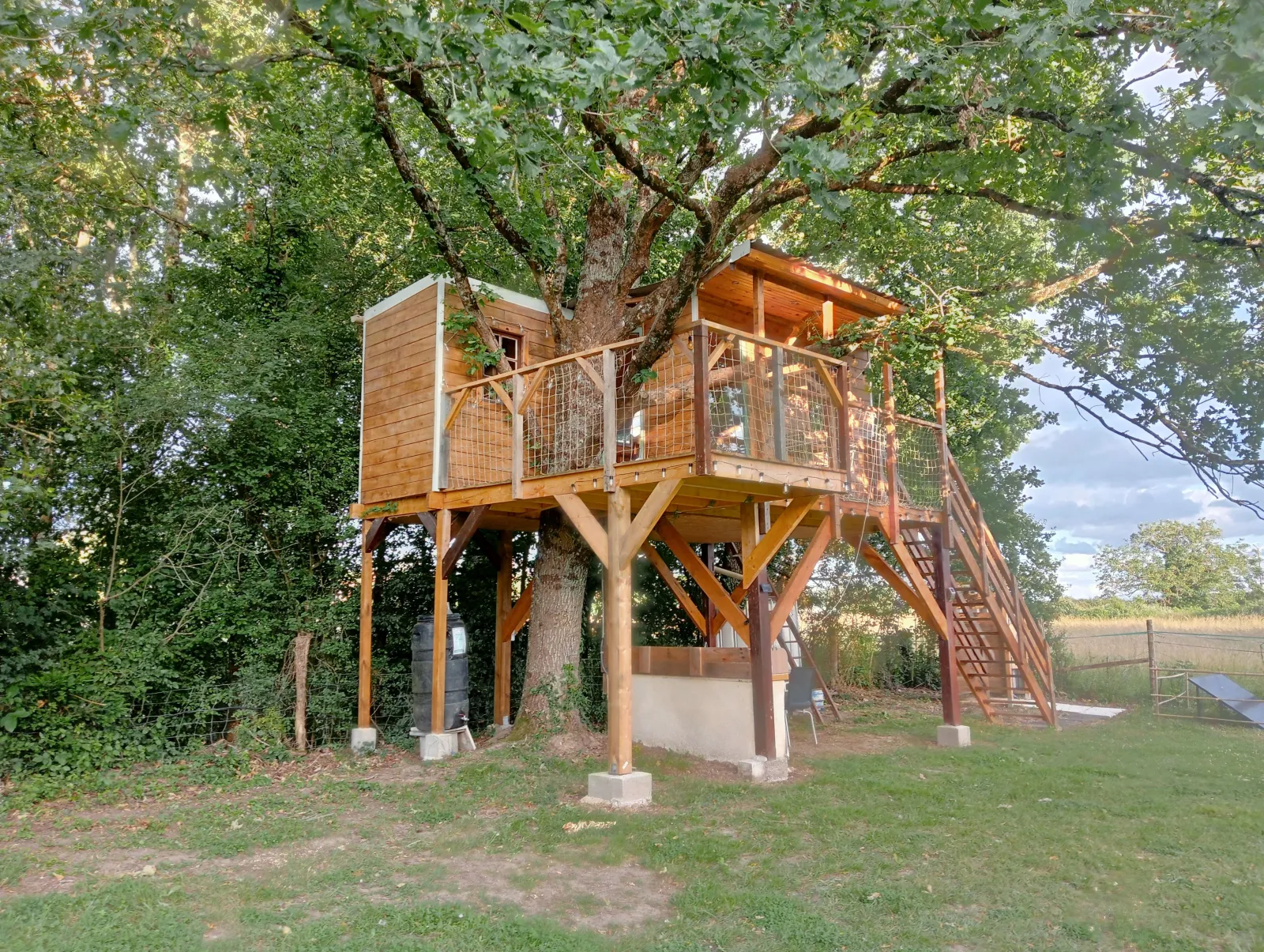 Cabane perchée et le chêne, cabane sur pilotis à Saint-Roch