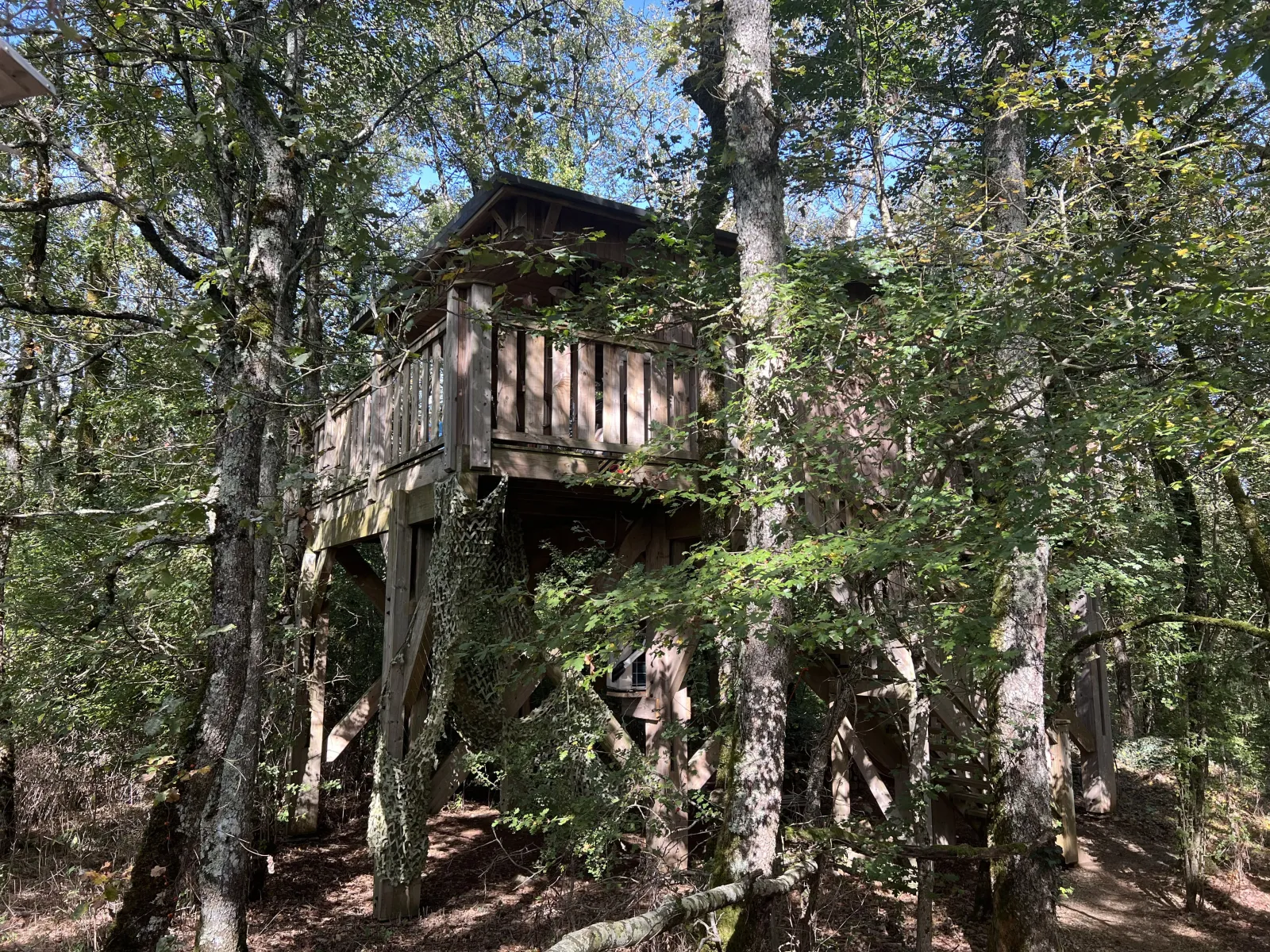 Cabane Perchée Jurassic, cabane sur pilotis à Lavaurette