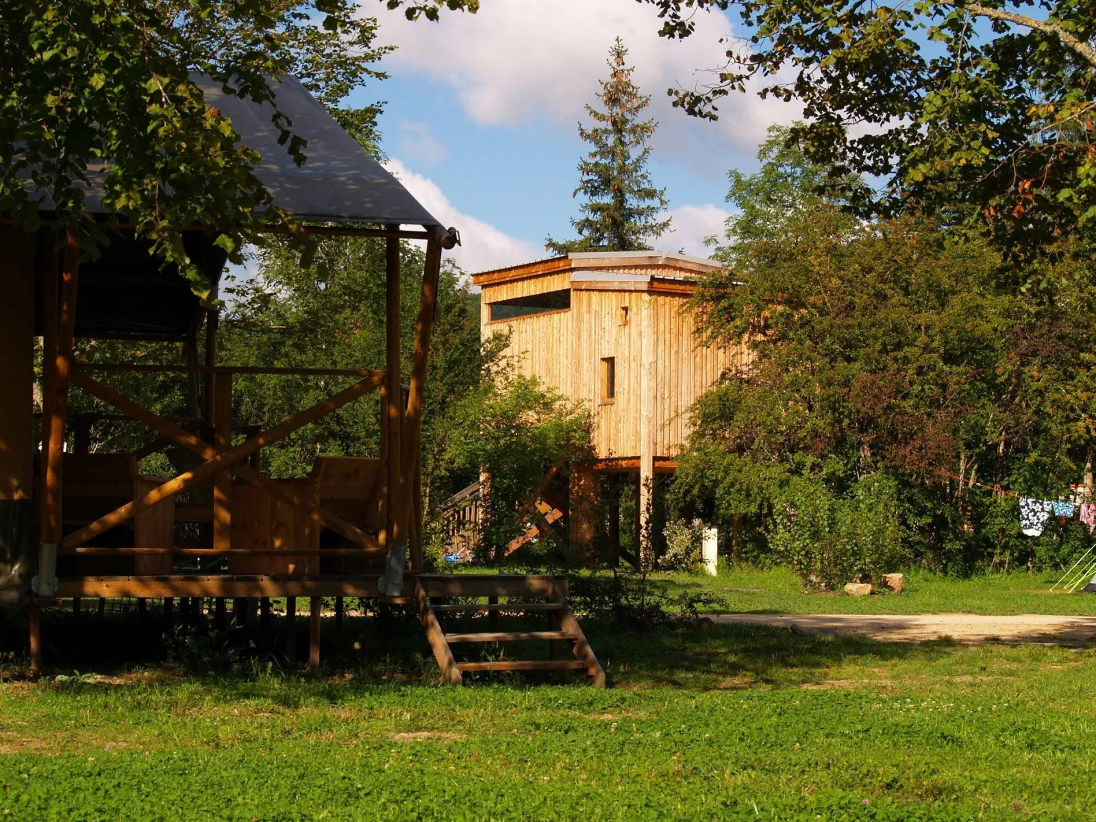 Cabane Perchée Premium, cabane sur pilotis à Chamalières-sur-Loire