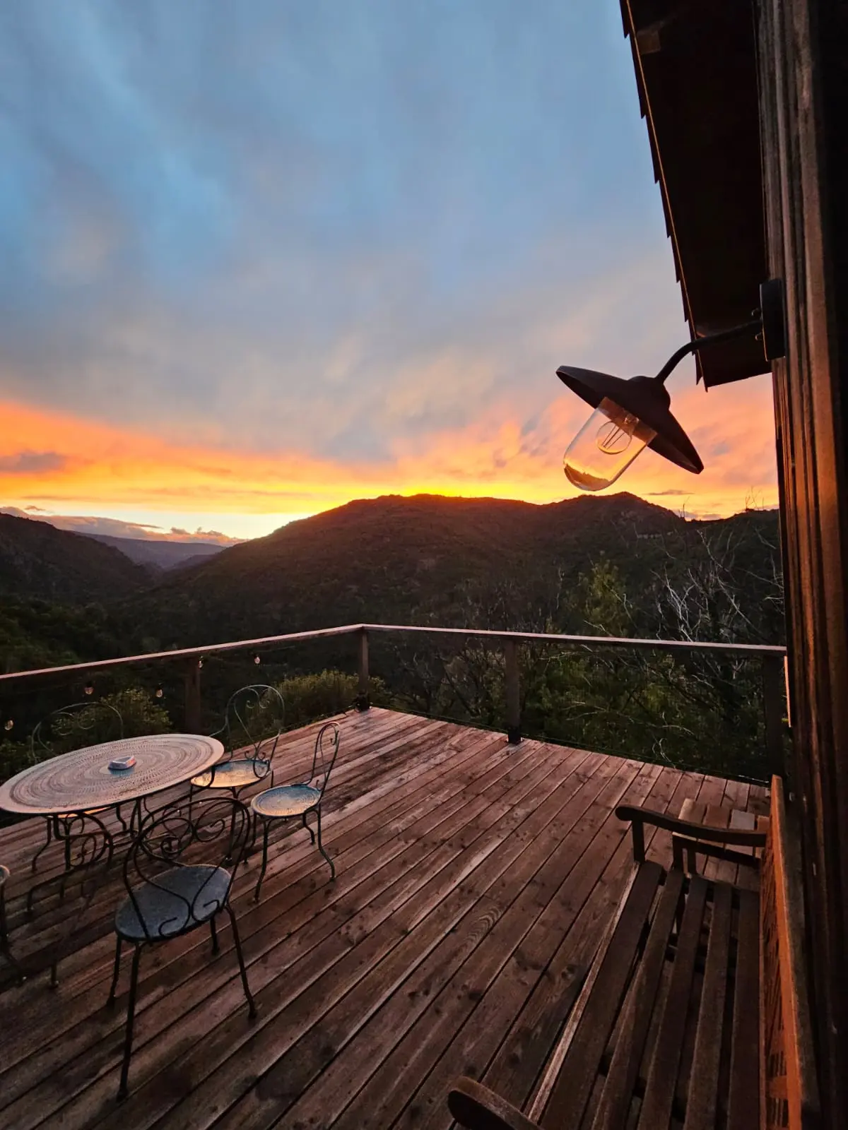 Cabane Petit Paradis, cabane au sol à Pied-de-Borne