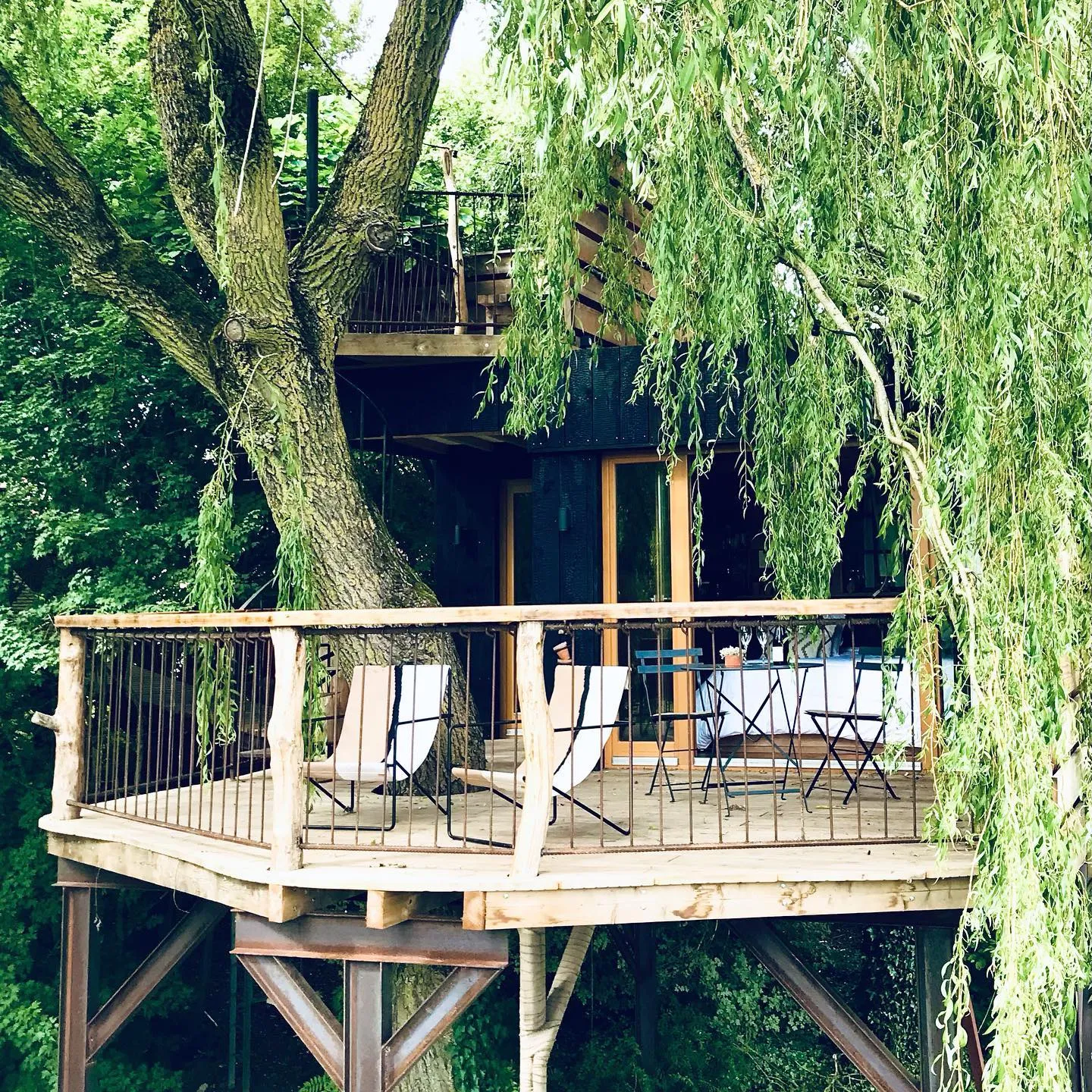 Cabane Pinot Noir, cabane sur pilotis à Nanteuil-la-Forêt
