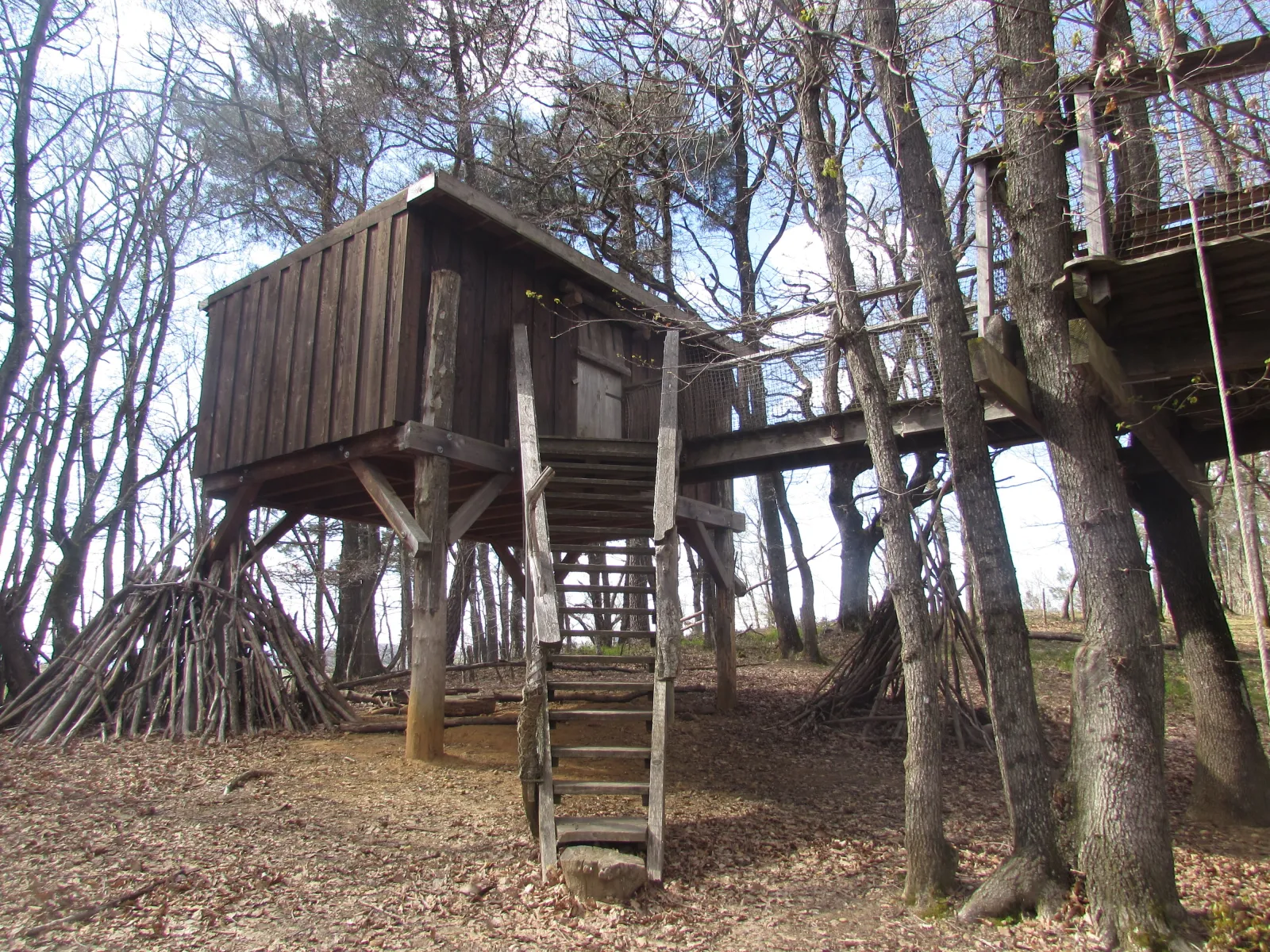 Cabane Piste aux Étoiles, cabane sur pilotis à Saint-Donat-sur-l'Herbasse