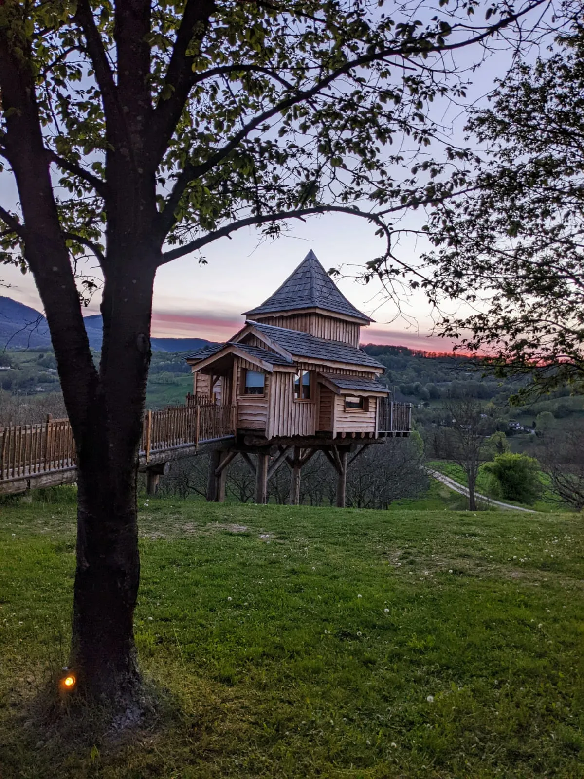 Cabane Prague, cabane sur pilotis à Saint-Jean-en-Royans