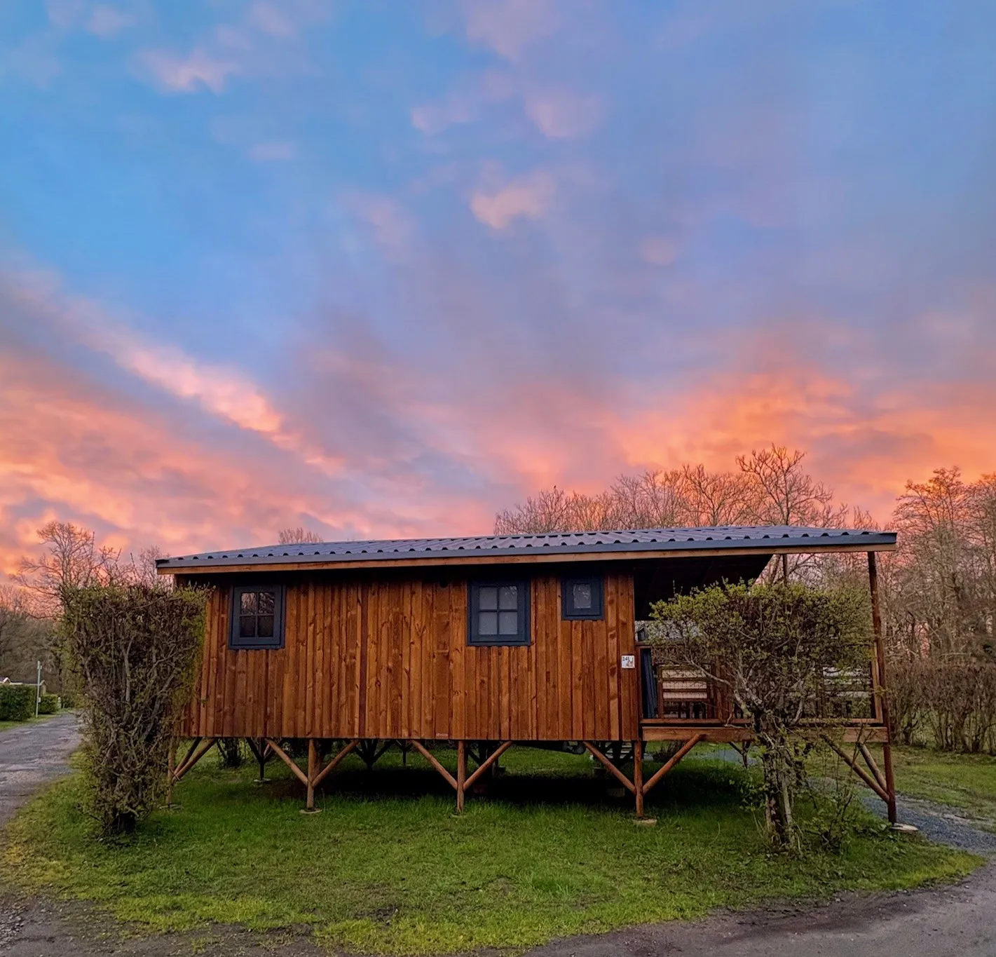 Cabane Premium, cabane sur pilotis à Saint-Astier
