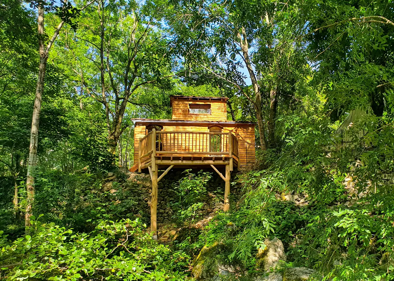 Cabane presque perchée, cabane sur pilotis à Mayres