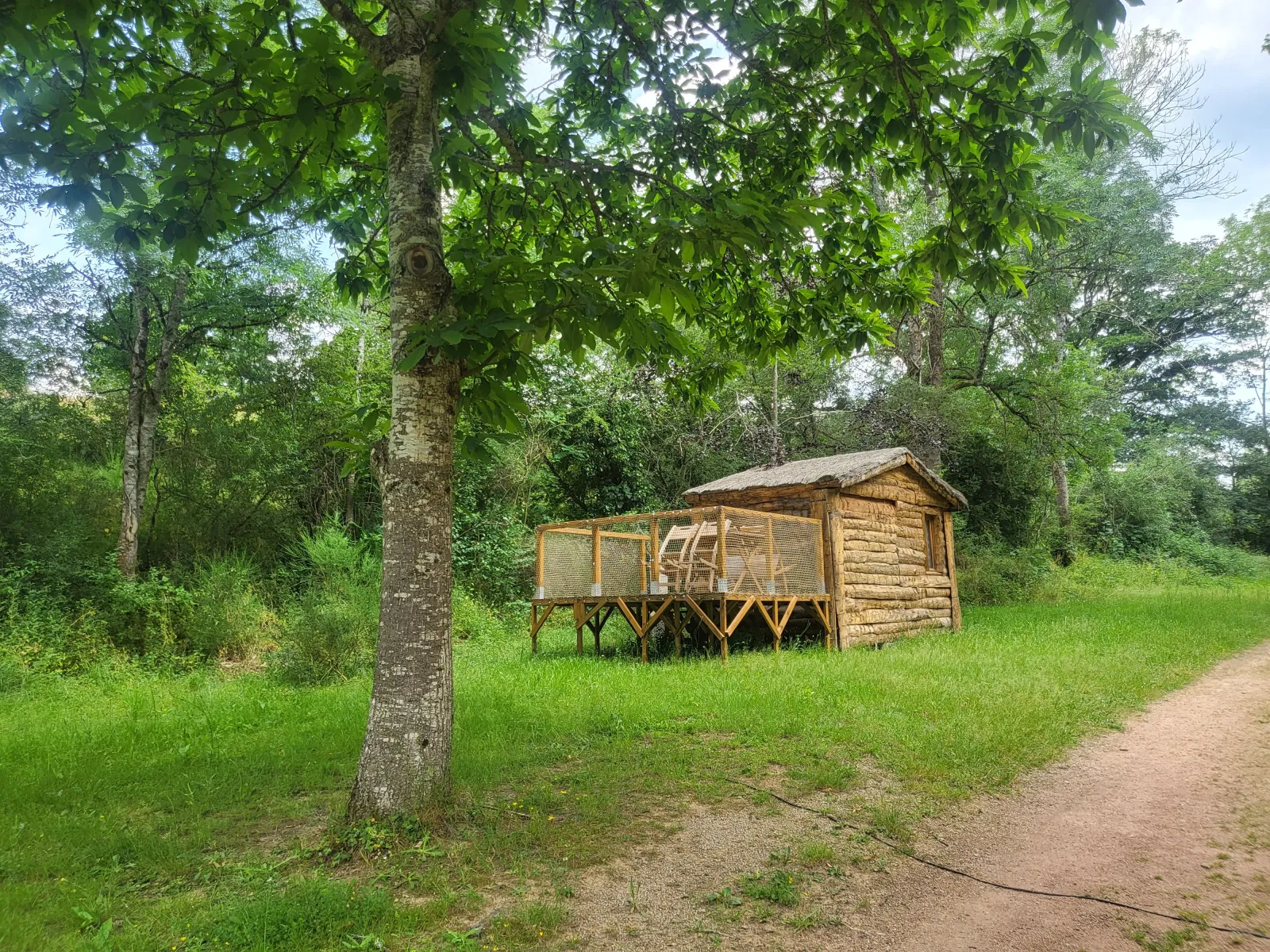 Cabane refuge de L'Alternatif, cabane au sol à Huriel