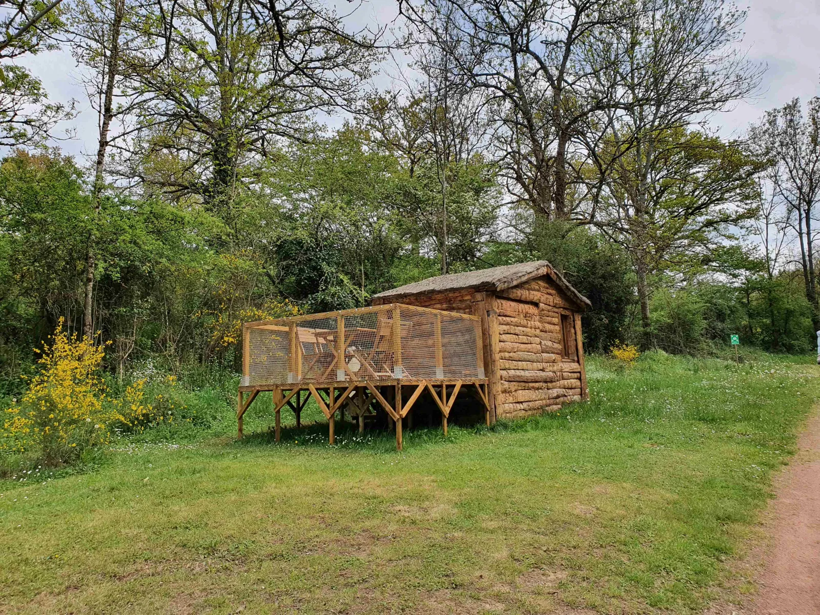 Cabane refuge de L'Alternatif à Huriel, photo 2
