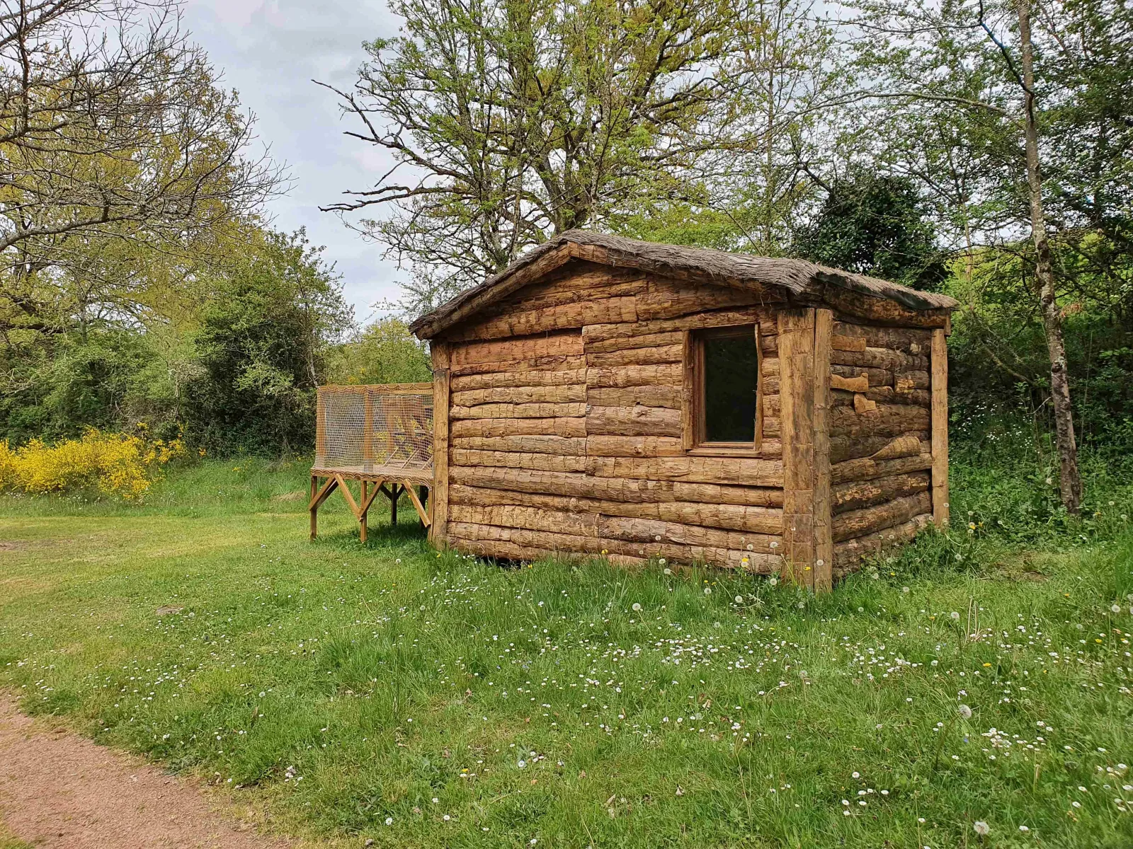 Cabane refuge de L'Alternatif à Huriel, photo 3