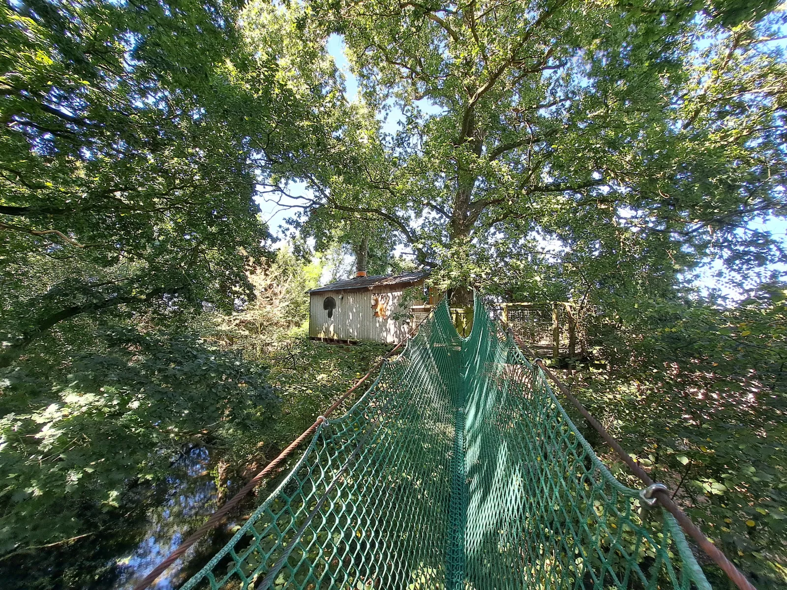Cabane Reposoir, cabane dans les arbres à Hénanbihen