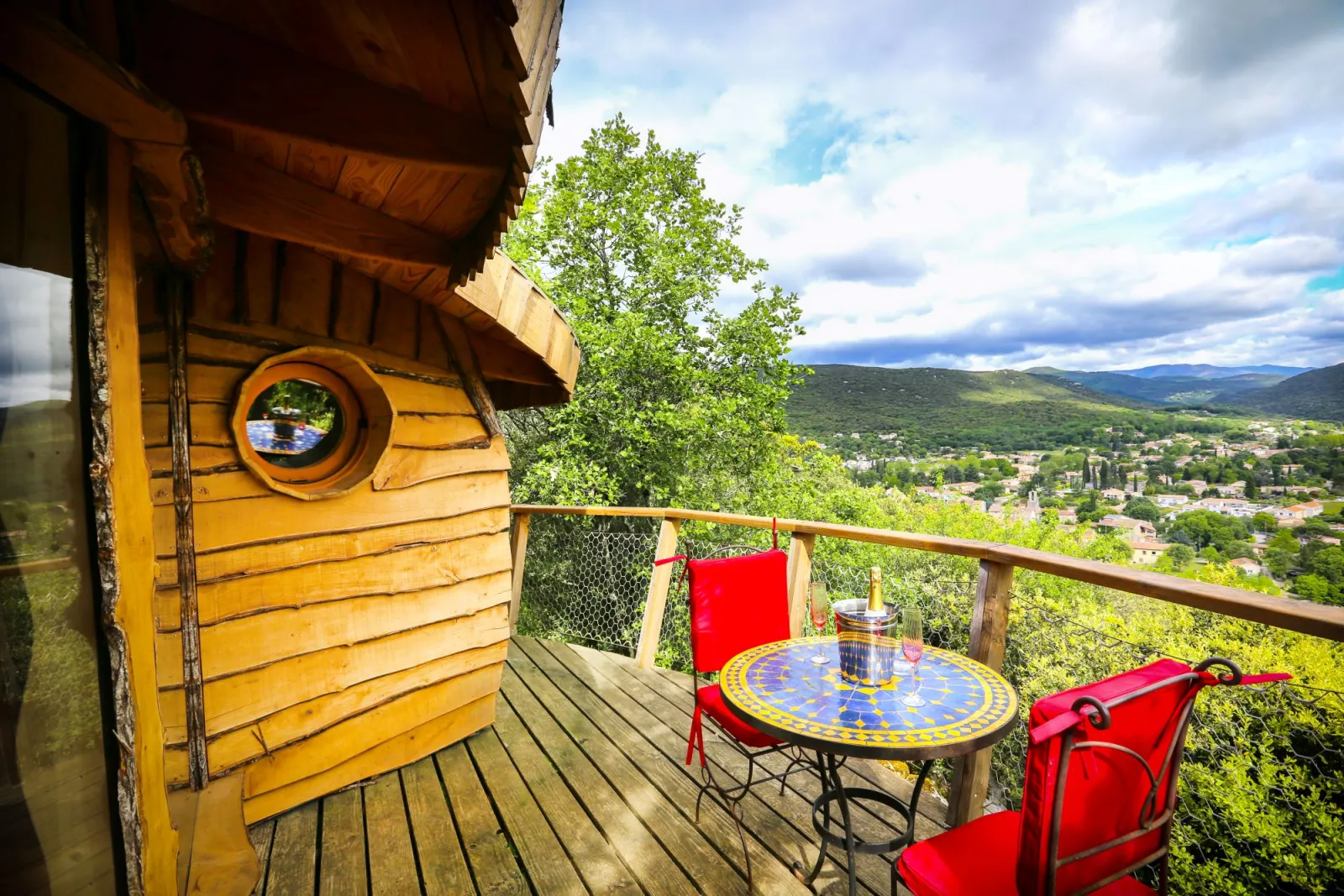 Cabane Romances Nippones, cabane sur pilotis à Cazilhac