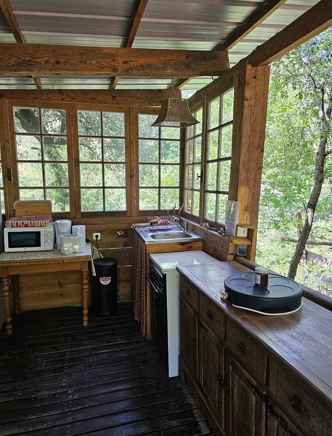 Cabane Saloon, cabane au sol à Malbosc
