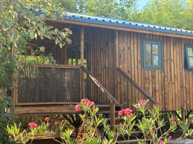 Cabane Selva, cabane sur pilotis à Saint-Aubin-de-Nabirat
