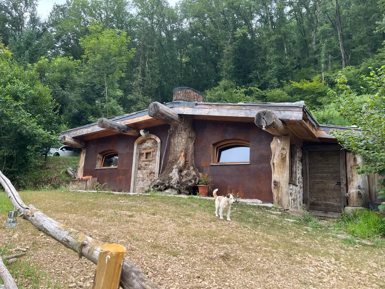 Cabane semi-enterrée, cabane au sol à Argentat-sur-Dordogne