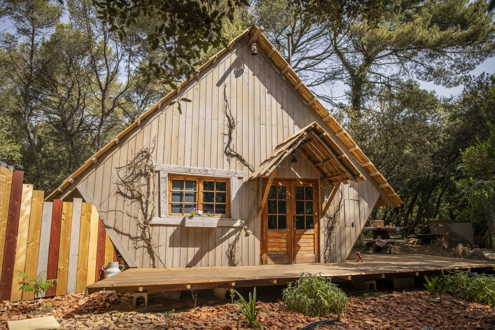Cabane Sortilège, cabane au sol à Lambesc