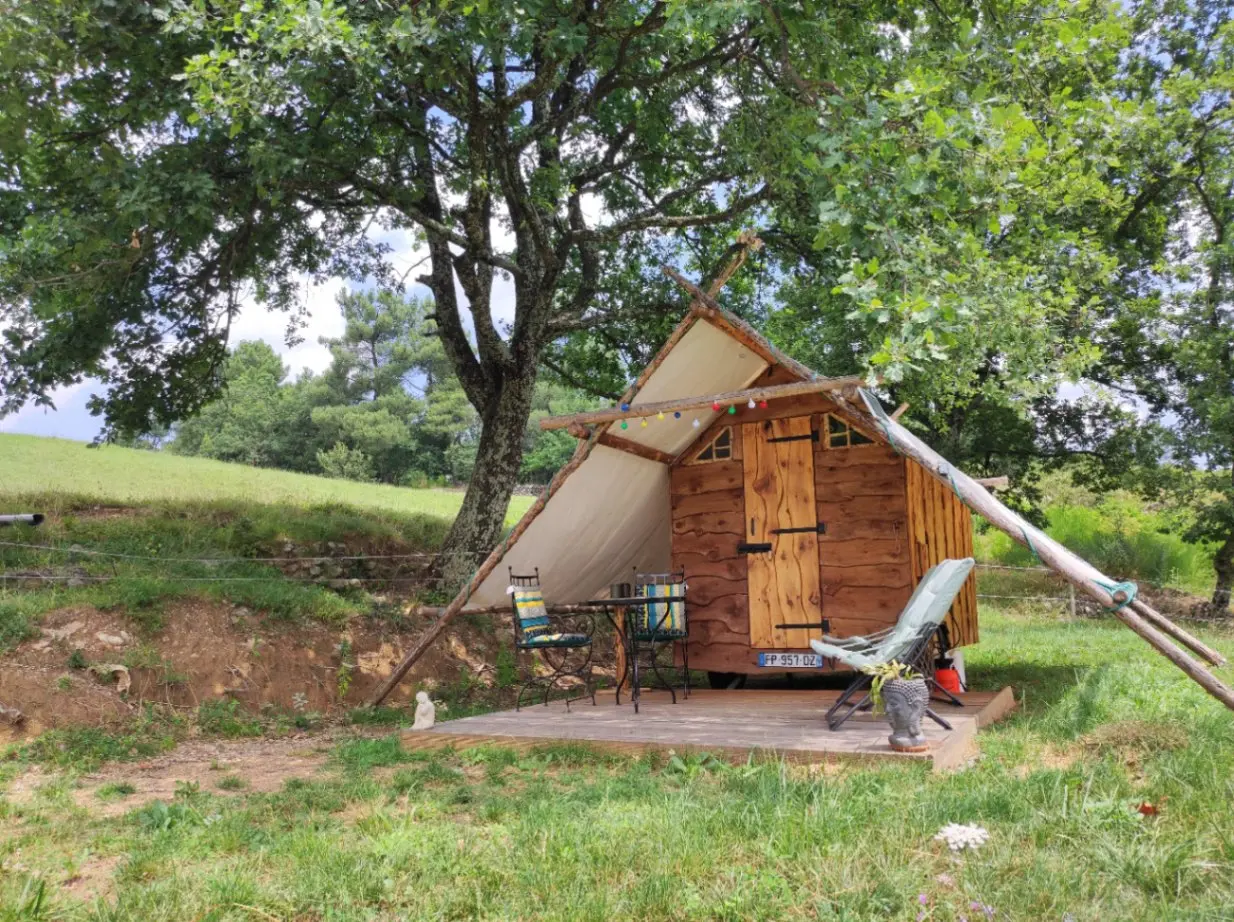 Cabane sous le grand chêne à Saint-Julien-du-Serre, photo 3