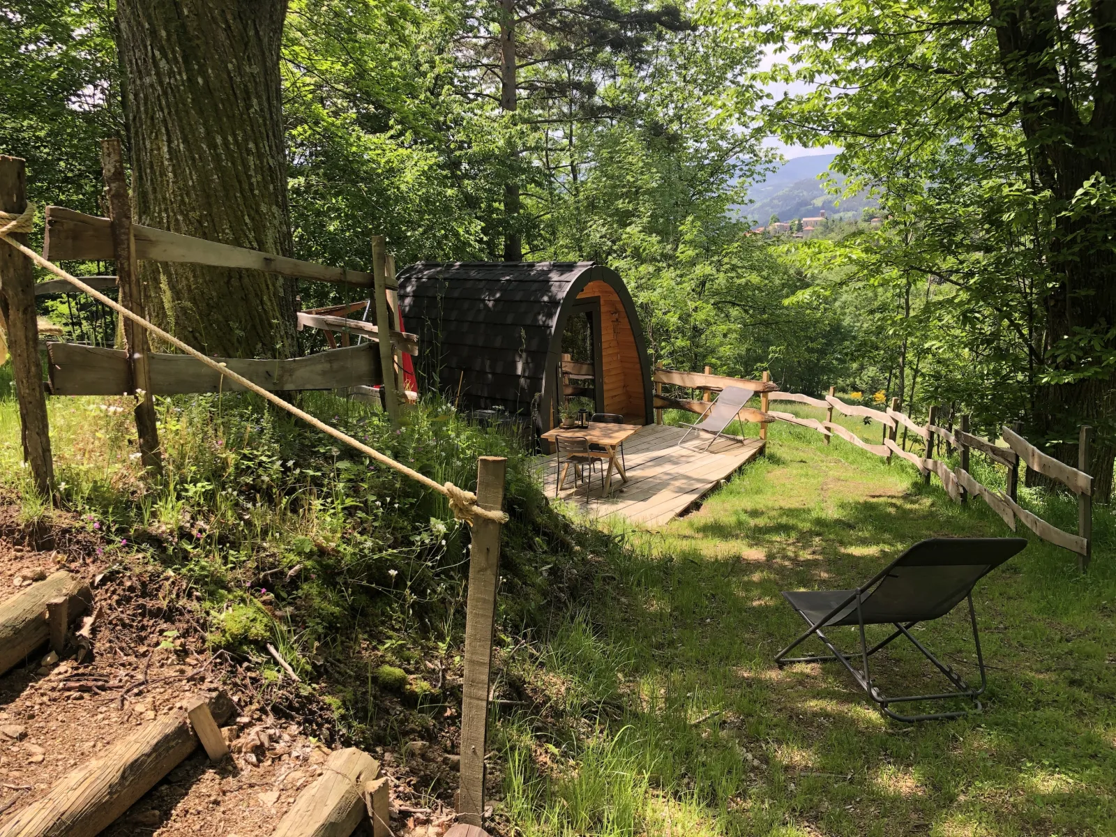 Cabane sous les châtaigniers, cabane au sol à Nozières