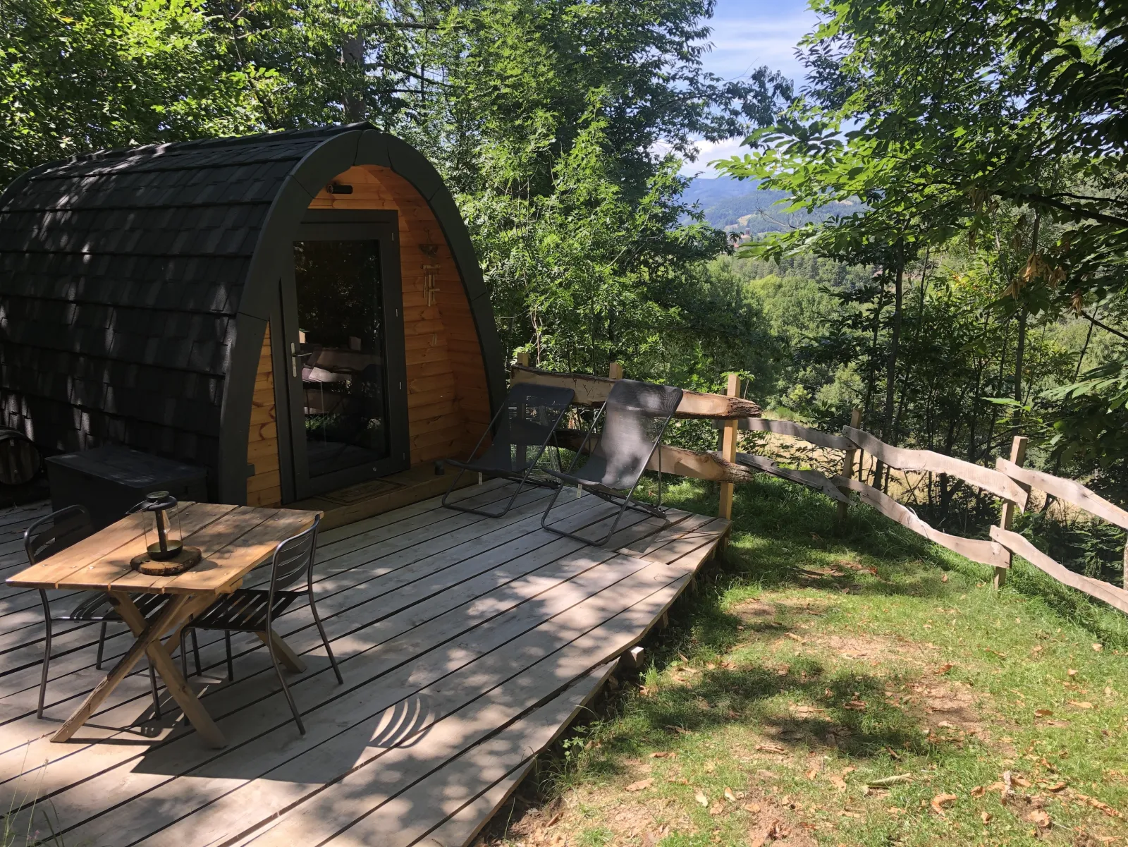 Cabane sous les châtaigniers à Nozières, photo 2